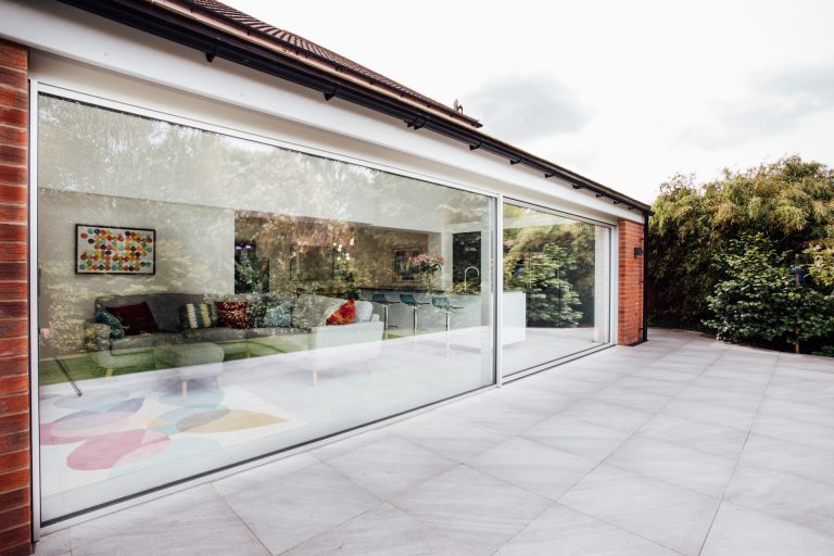 Slim-profile Solarlux Cero 2 sliding doors in a flat-roof extension