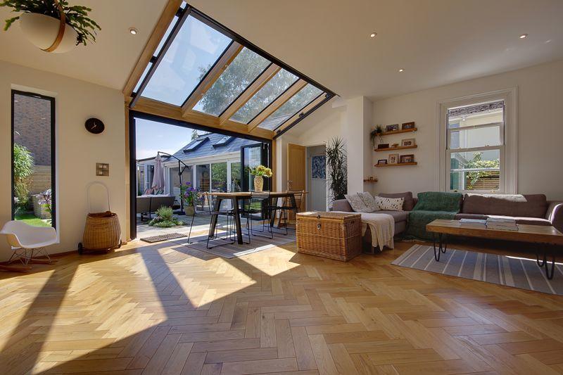 Solarlux Avantgarde Oak/Aluminium Glass Roof and bifold doors in an extension